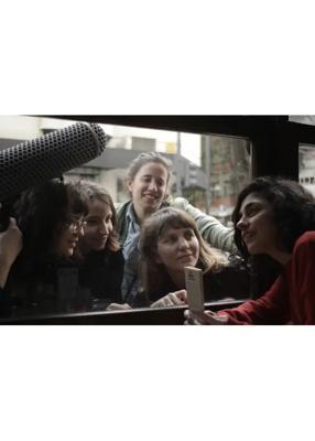 詩人たちはフアナ・ビニョッシに会いに行く