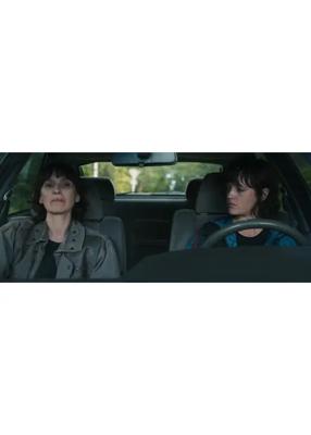 そして彼女は闇を歩く